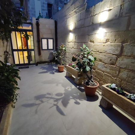 Peaceful Traditional Maltese Townhouse Ħal Ħal Luqa Extérieur photo